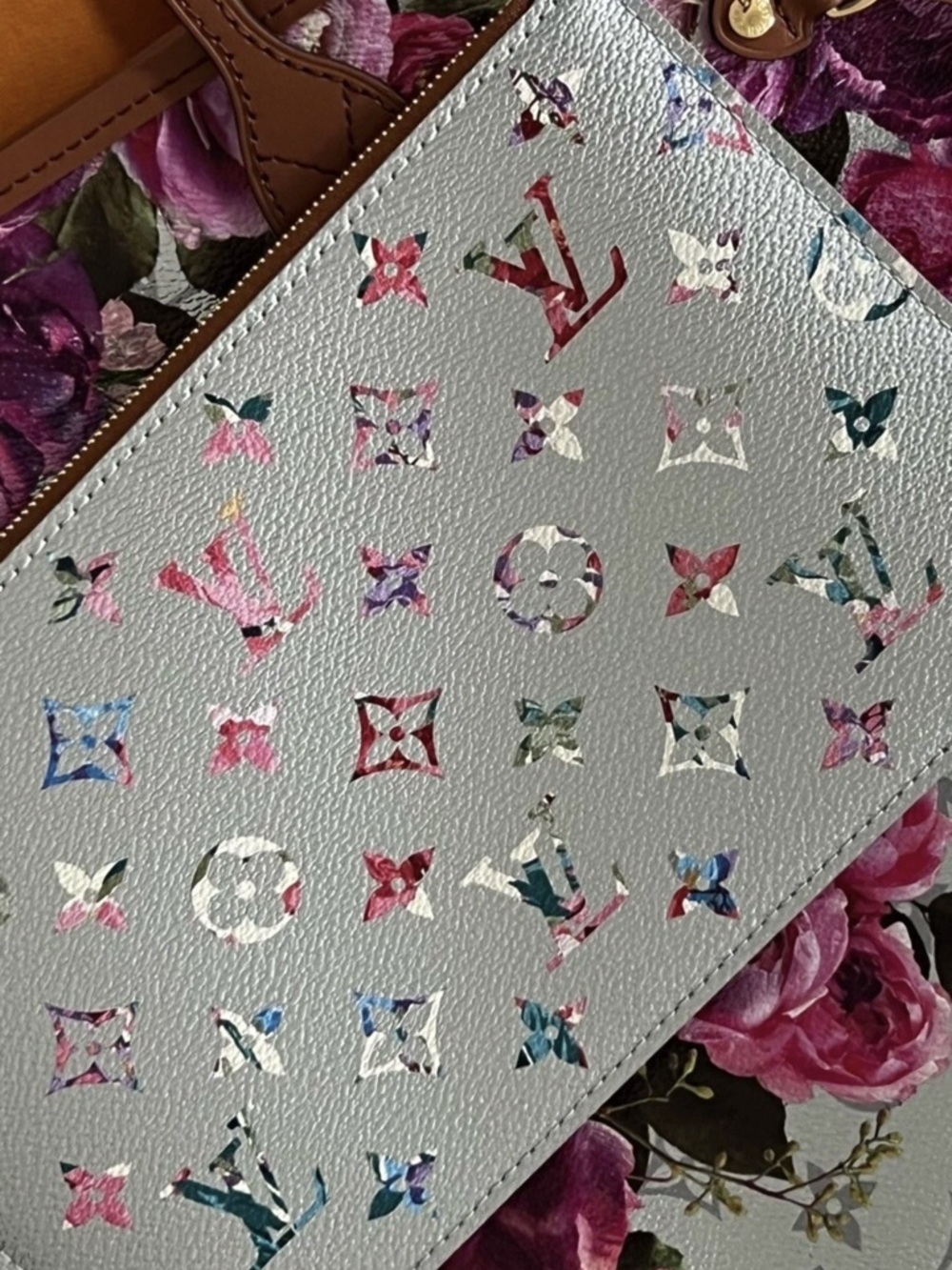Louis Vuitton Neverfull Garden Pouchette in Metallic Silver - Picture 8 of 14